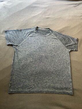 Under Armour training shirt size Large